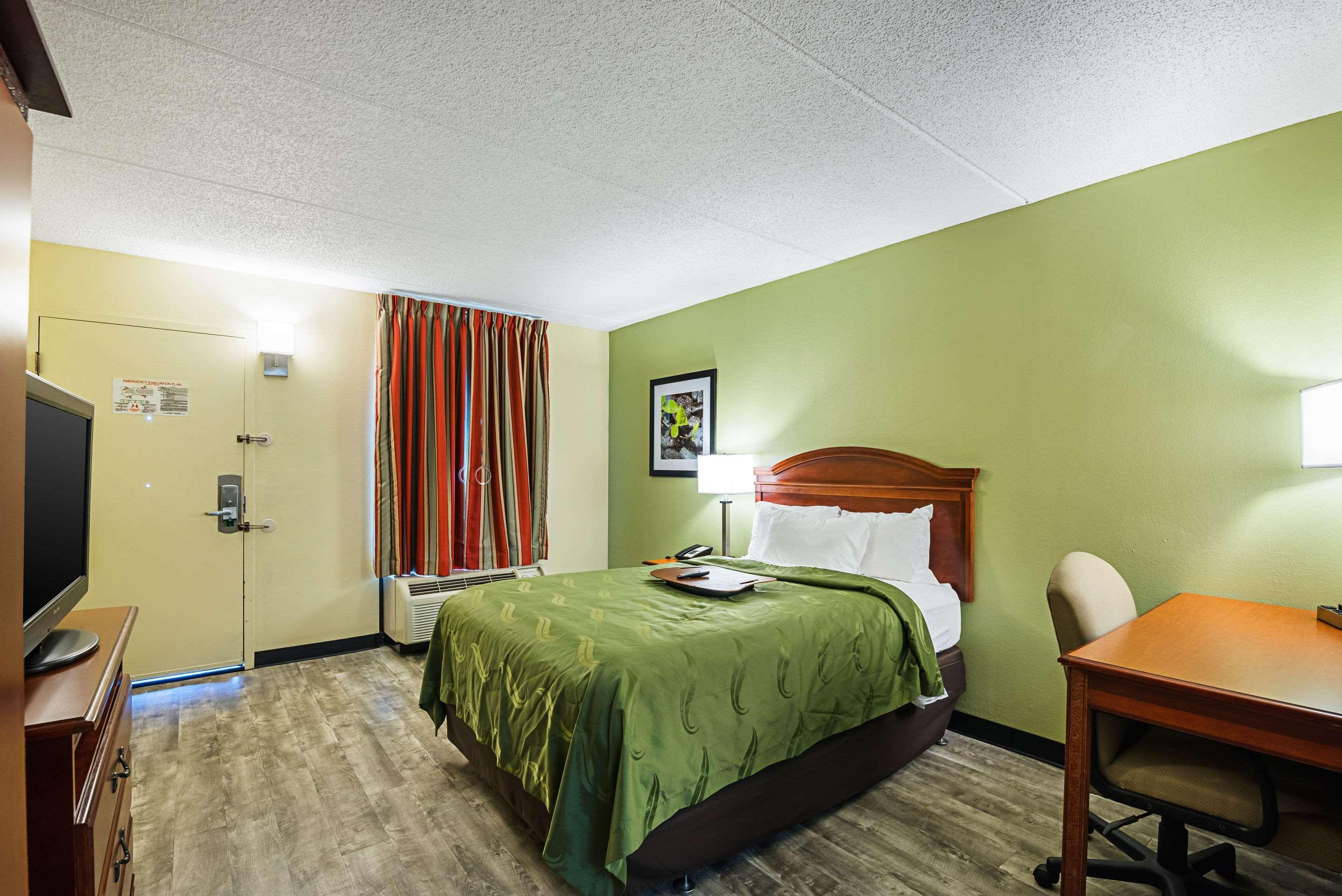 Quality Inn Airport - Southeast Birmingham Bagian luar foto